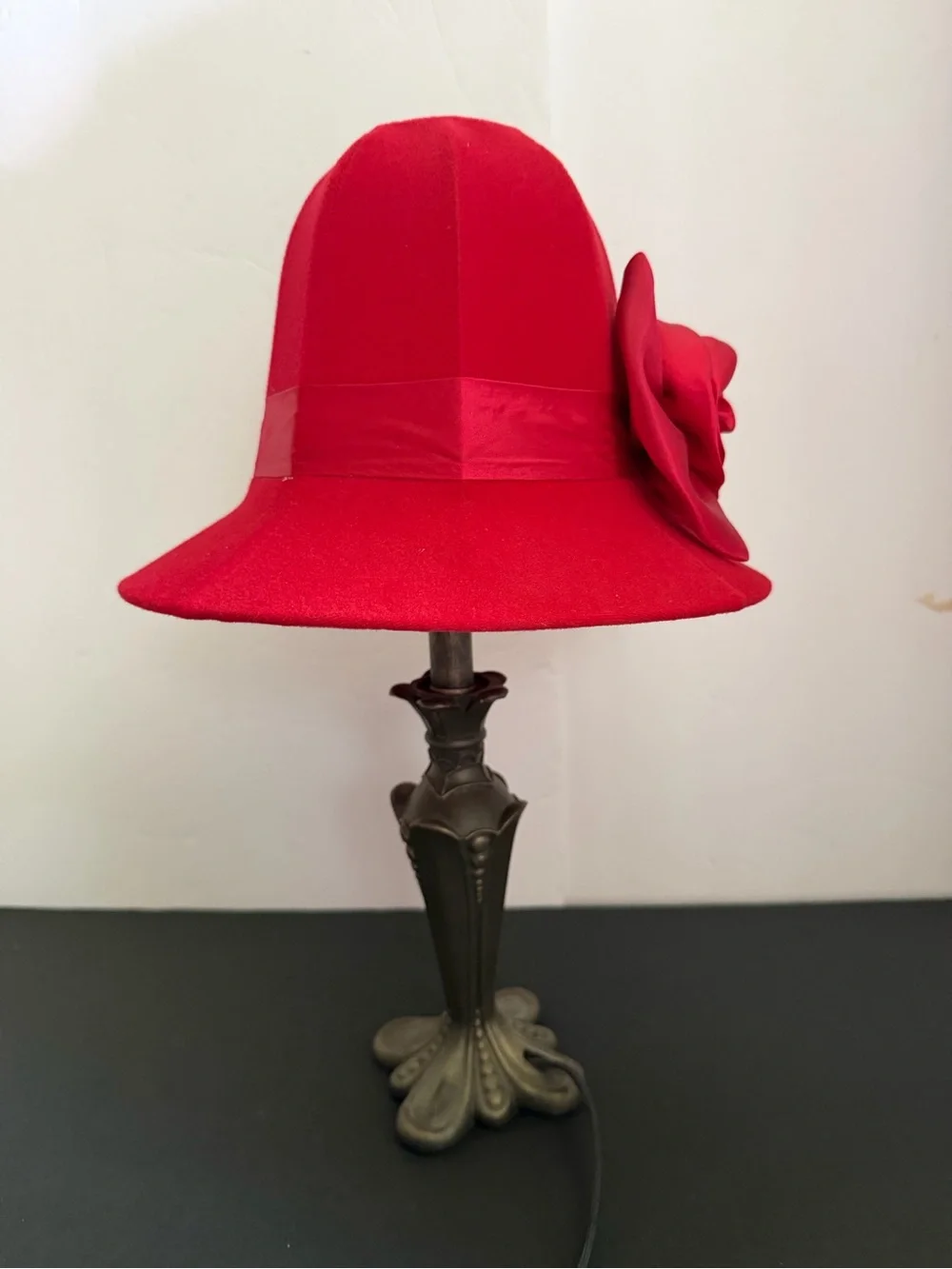 Red Hat Velvet Lamp with Rose Accent H-16,5”